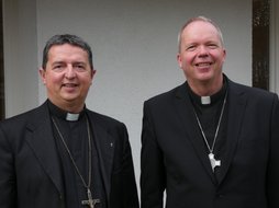 Bischof electus Klaus mit Bischof Jürgen